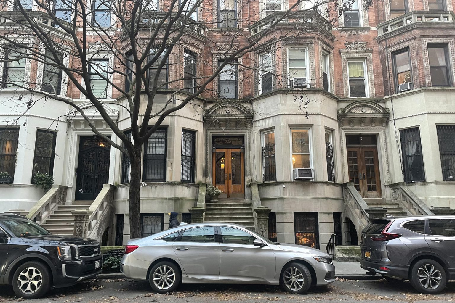 Fotografía de la fachada del lujoso apartamento de Kathleen, personaje principal del film romántico 'You've got mail' ('Tienes un e-mail'), el 19 de diciembre de 2023, en cuya entrada Joe le confiesa su deseo de pasar el resto de su vida alquilando películas con ella y se ubica justo al lado de Central Park, en la calle 89 de Nueva York (EE.UU.). EFE/ Alicia Sánchez