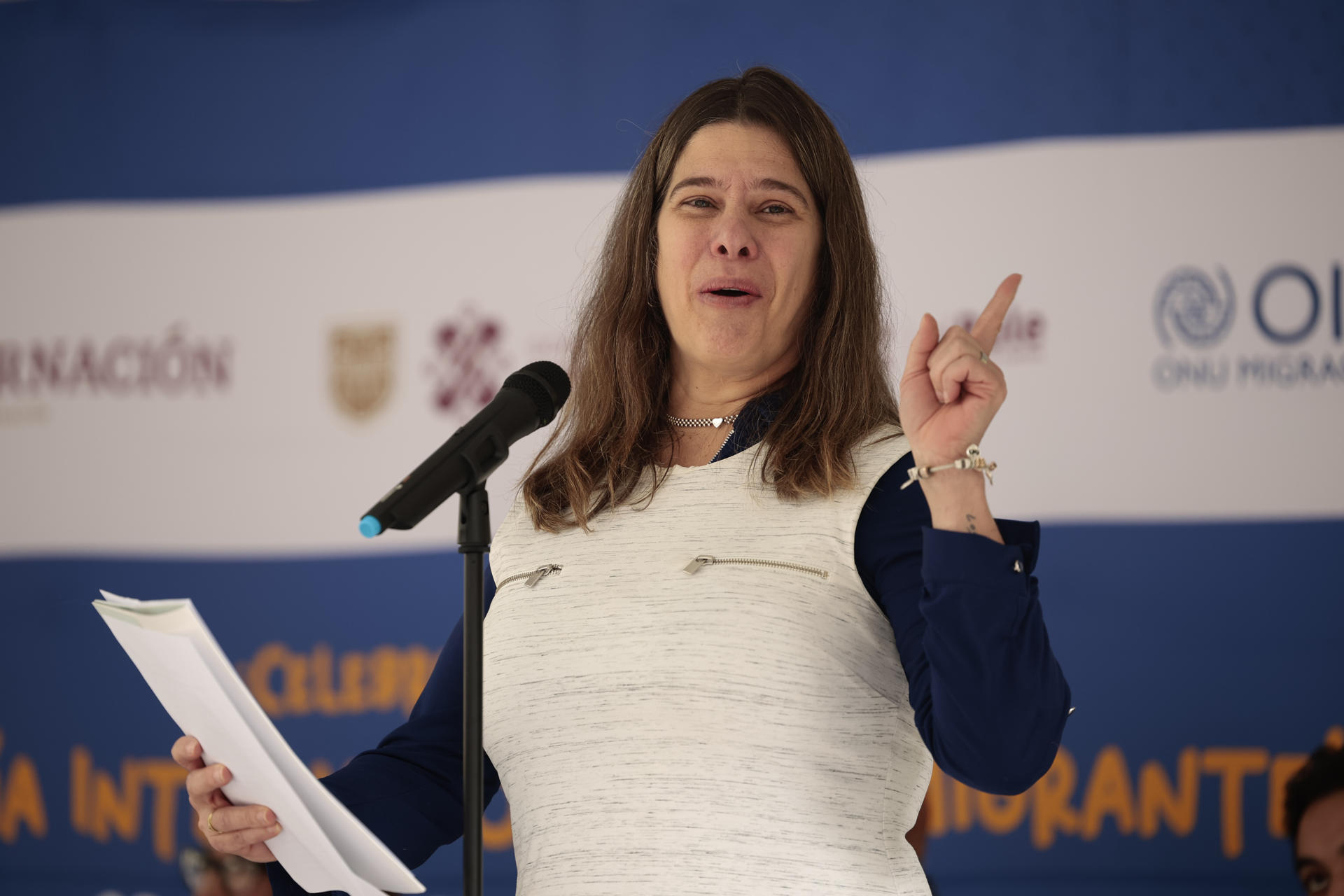 Luisamelia Arreaza, representante de la Asociación Civil de Mujeres Venezolanas en México, habla hoy durante la presentación de la "Primera Feria del Emprendimiento: Construyendo Puentes" en Ciudad de México (México). EFE/José Méndez
