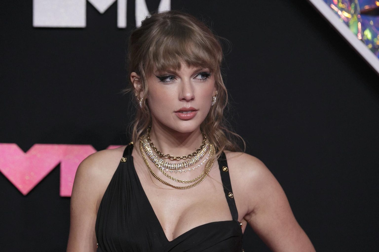 Fotografía de archivo fechada el 12 de septiembre de 2023 que muestra a la cantautora estadounidense Taylor Swift durante su llegada a la alfombra roja de los premios MTV Video Music Awards, en Newark, Nueva Jersey (EE.UU.). EFE/ Sarah Yenesel