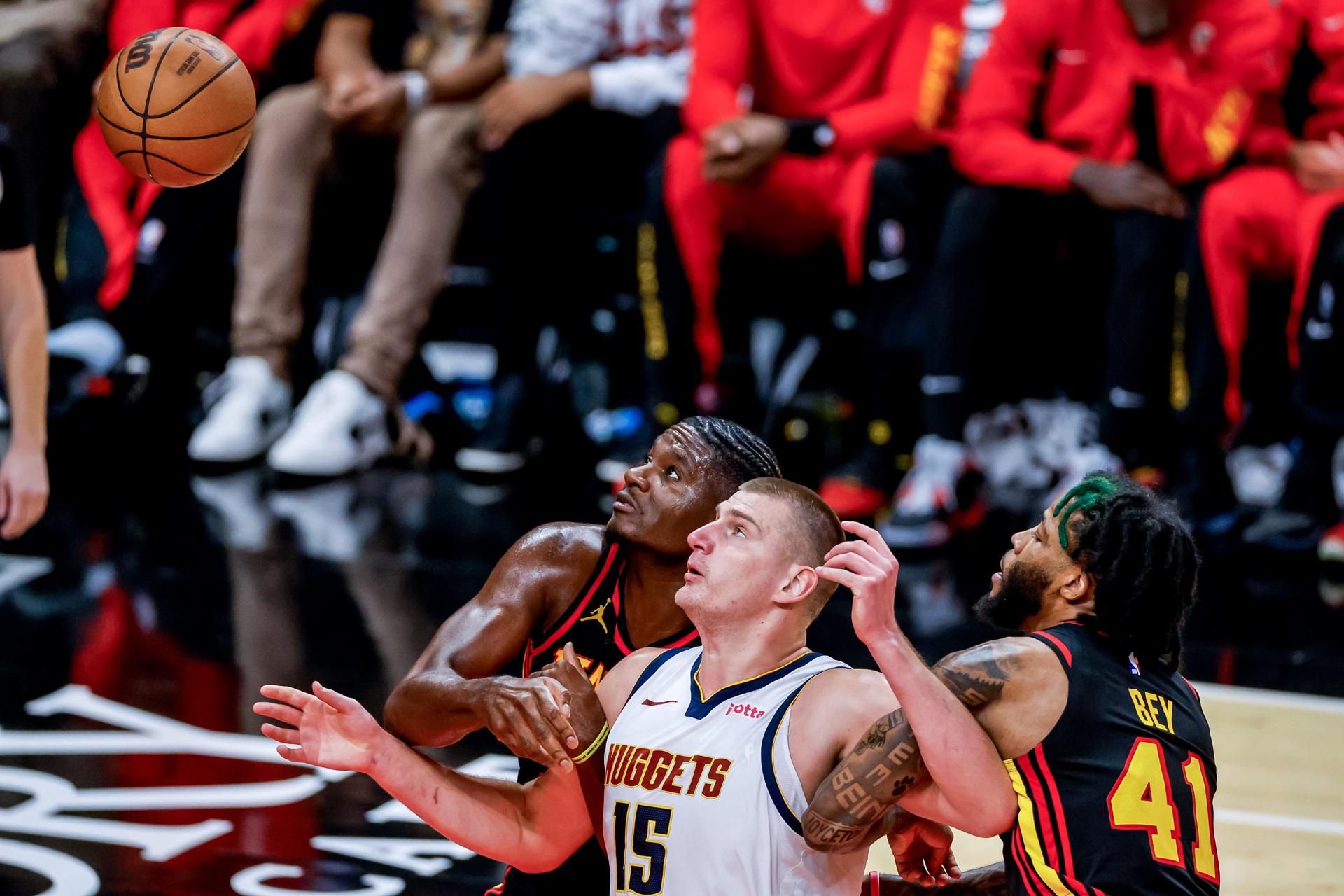 En la imagen el centro de Denver Nuggets Nikola Jokic (C) de Serbia contra el centro de Atlanta Hawks Clint Capela (i) de Suiza y el delantero Saddiq Bey (d). EFE/EPA/ERIK S. MENOR CASTILLO AGOTADO
