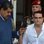 El presidente de Venezuela Nicolás Maduro (i) recibe al empresario colombiano Alex Saab hoy, en el Palacio de Miraflores en Caracas (Venezuela). EFE/ Miguel Gutiérrez