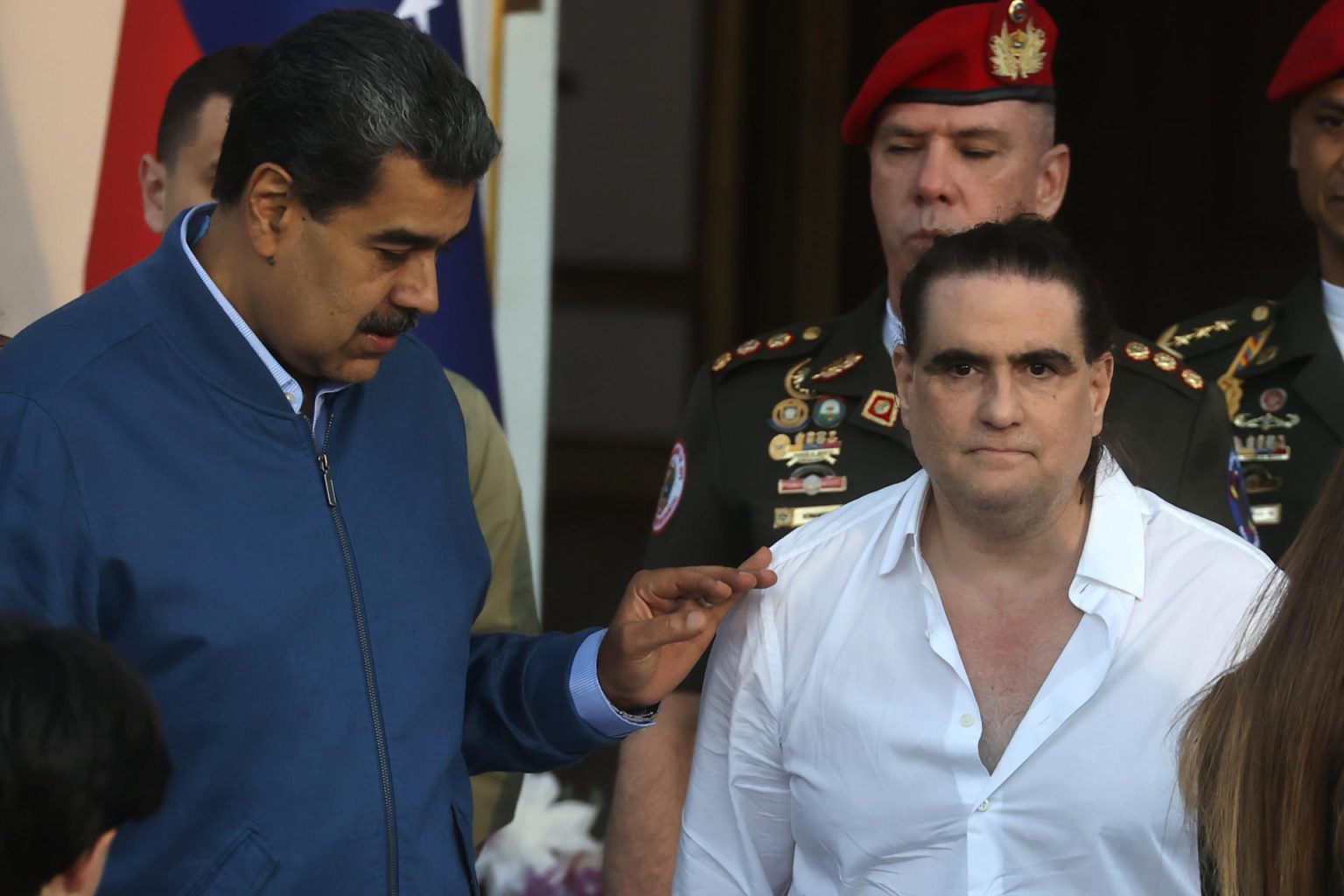 El presidente de Venezuela Nicolás Maduro (i) recibe al empresario colombiano Alex Saab hoy, en el Palacio de Miraflores en Caracas (Venezuela). EFE/ Miguel Gutiérrez