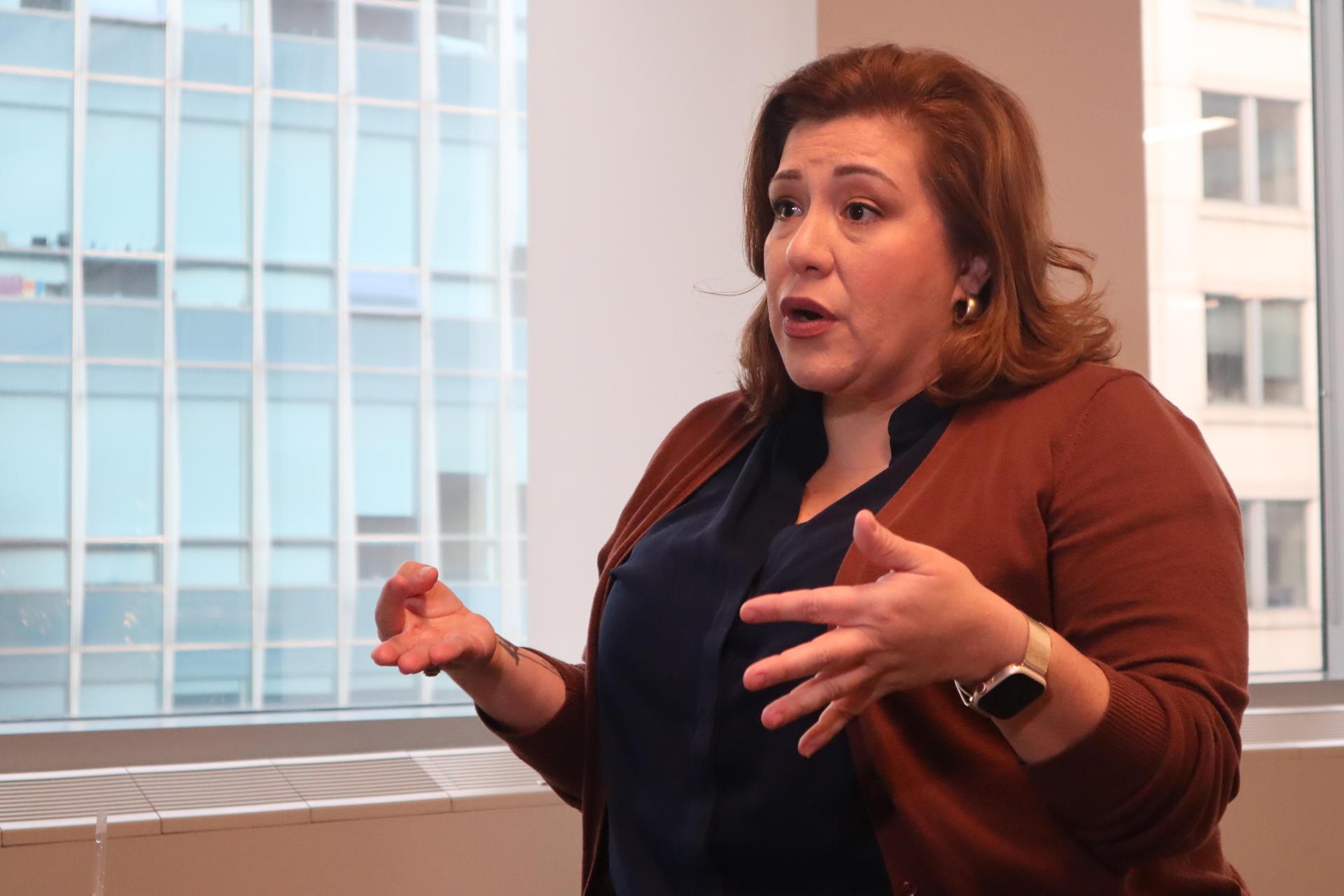 La vicepresidenta de Asuntos Gubernamentales y Políticos de la ONG Giffords, Vanessa Gonzalez, habla durante una entrevista con EFE el 14 de diciembre de 2023, en Washington (EEUU). EFE/ Octavio Guzmán
