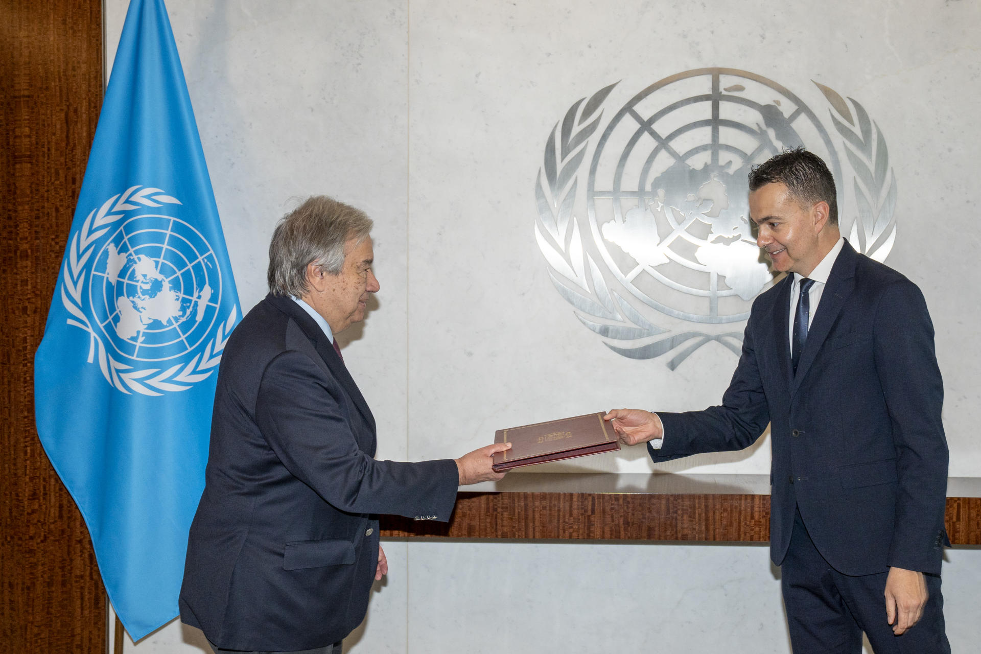 El secretario general de la ONU, António Guterres (i), recibe las cartas credenciales del nuevo embajador, representante permanente de España ante Naciones Unidas, Héctor Gómez, en la sede del organismo hoy, en Nueva York (EE.UU.). EFE/ Ángel Colmenares
