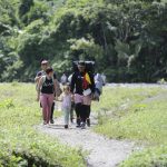 Una familia de migrantes camina en el sector de Cañas Blancas en el Darién (Panamá). Imagen de archivo. EFE/Carlos Lemos