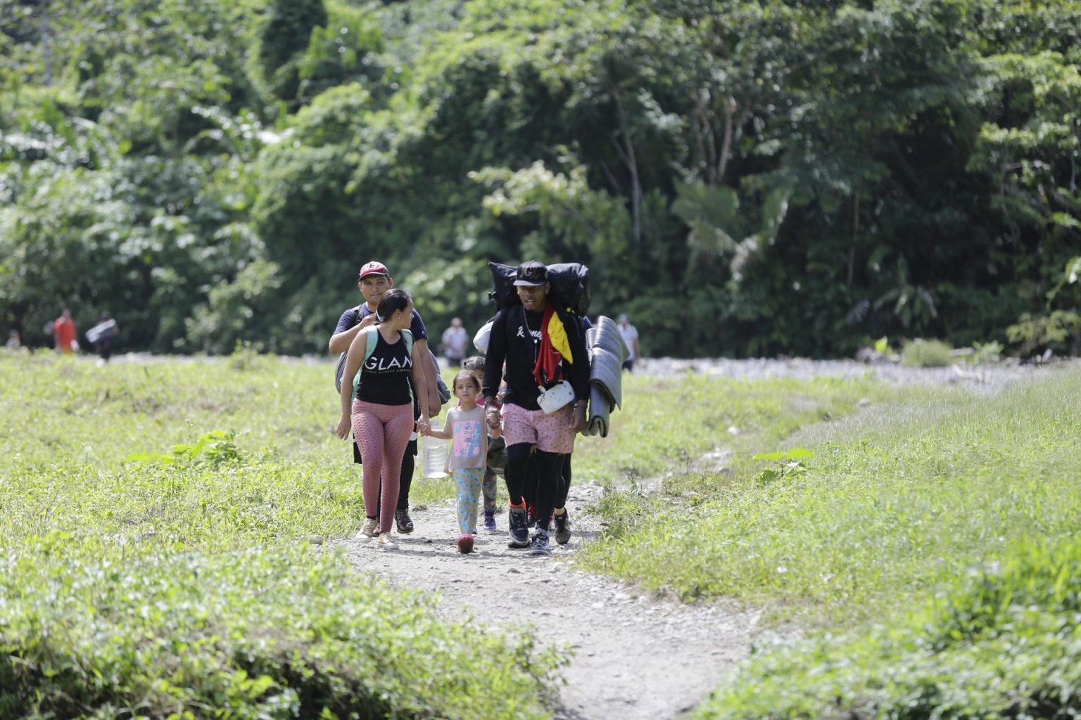 Una familia de migrantes camina en el sector de Cañas Blancas en el Darién (Panamá). Imagen de archivo. EFE/Carlos Lemos