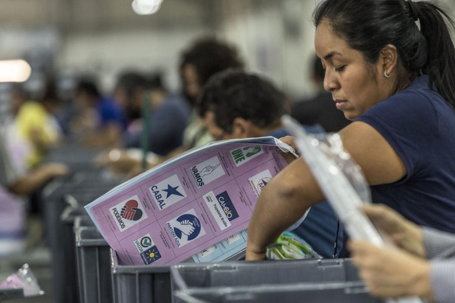 Trabajadores del Tribunal Supremo Electoral (TSE) empaquetan tarjetones electorales en Ciudad de Guatemala (Guatemala). Fotografía de archivo. EFE/ Esteban Biba