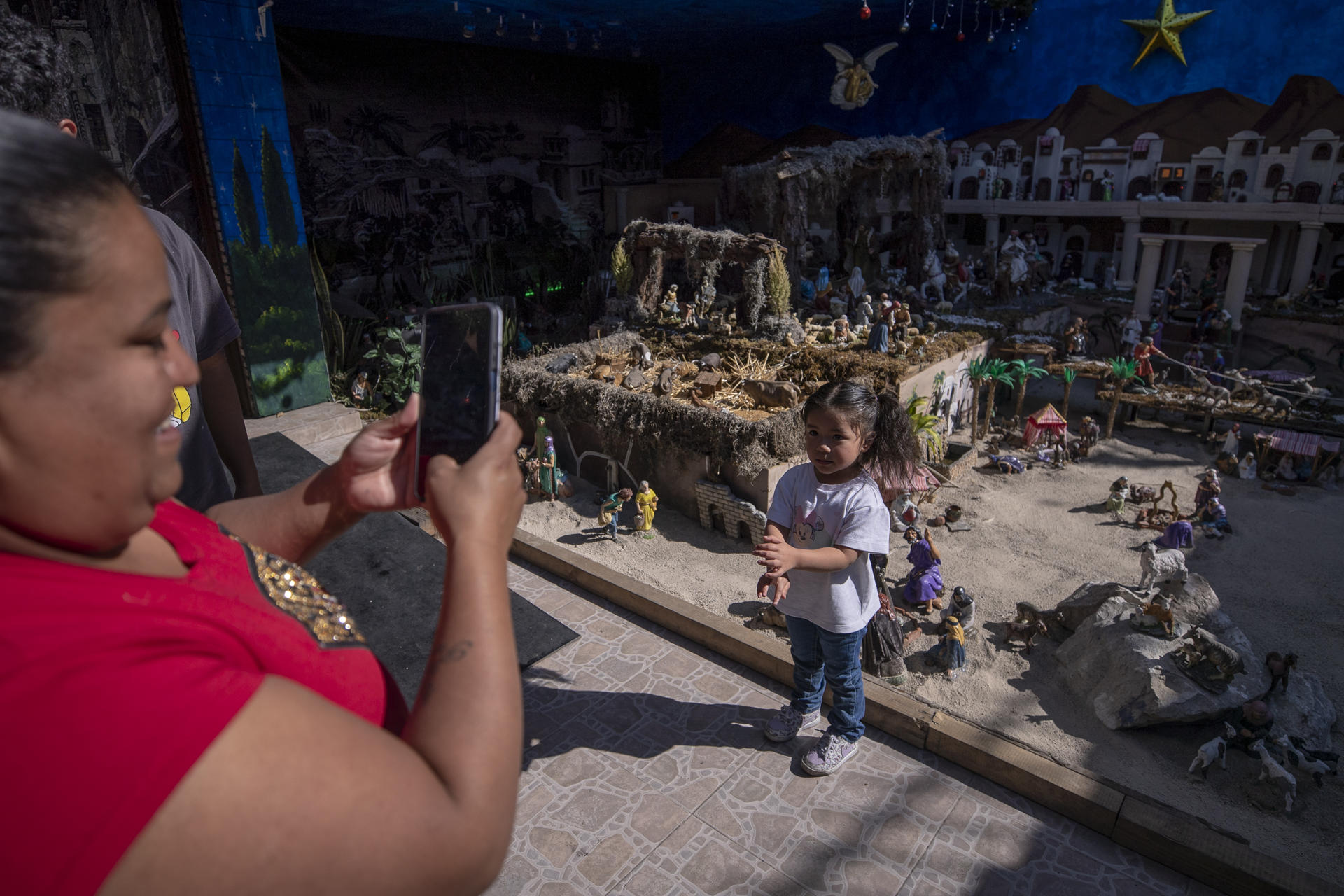 Una persona toma una fotografía del Nacimiento gigante, el 22 de diciembre de 2023, en la Ciudad de México (México). EFE/Isaac Esquivel
