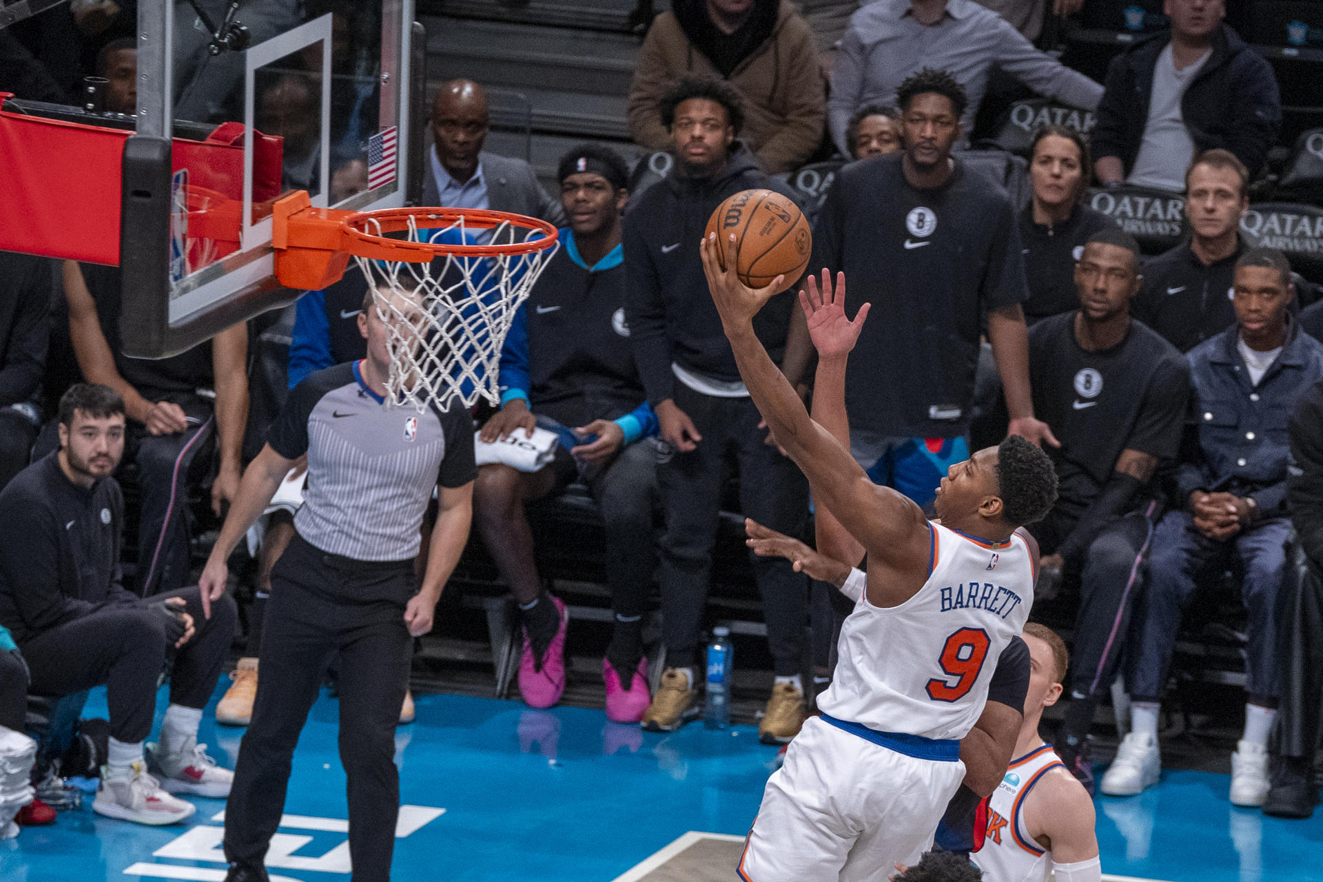 RJ Barrett de los Knicks salta a la canasta durante un partido de baloncesto de la NBA entre los New York Knicks y Brooklyn Nets, disputado hoy en el Barclays Centre en Brooklyn, Nueva York (EE.UU.). EFE/ Ángel Colmenares
