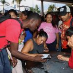 Migrantes permanecen en un parque público a la espera de arreglar su situación migratoria, el 11 de diciembre de 2023, en la Ciudad de Tapachula en el estado de Chiapas (México). EFE/Juan Manuel Blanco