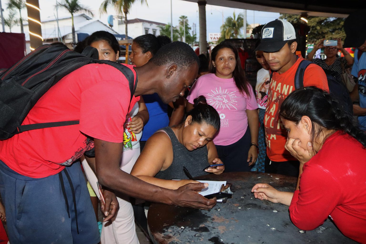 Migrantes permanecen en un parque público a la espera de arreglar su situación migratoria, el 11 de diciembre de 2023, en la Ciudad de Tapachula en el estado de Chiapas (México). EFE/Juan Manuel Blanco