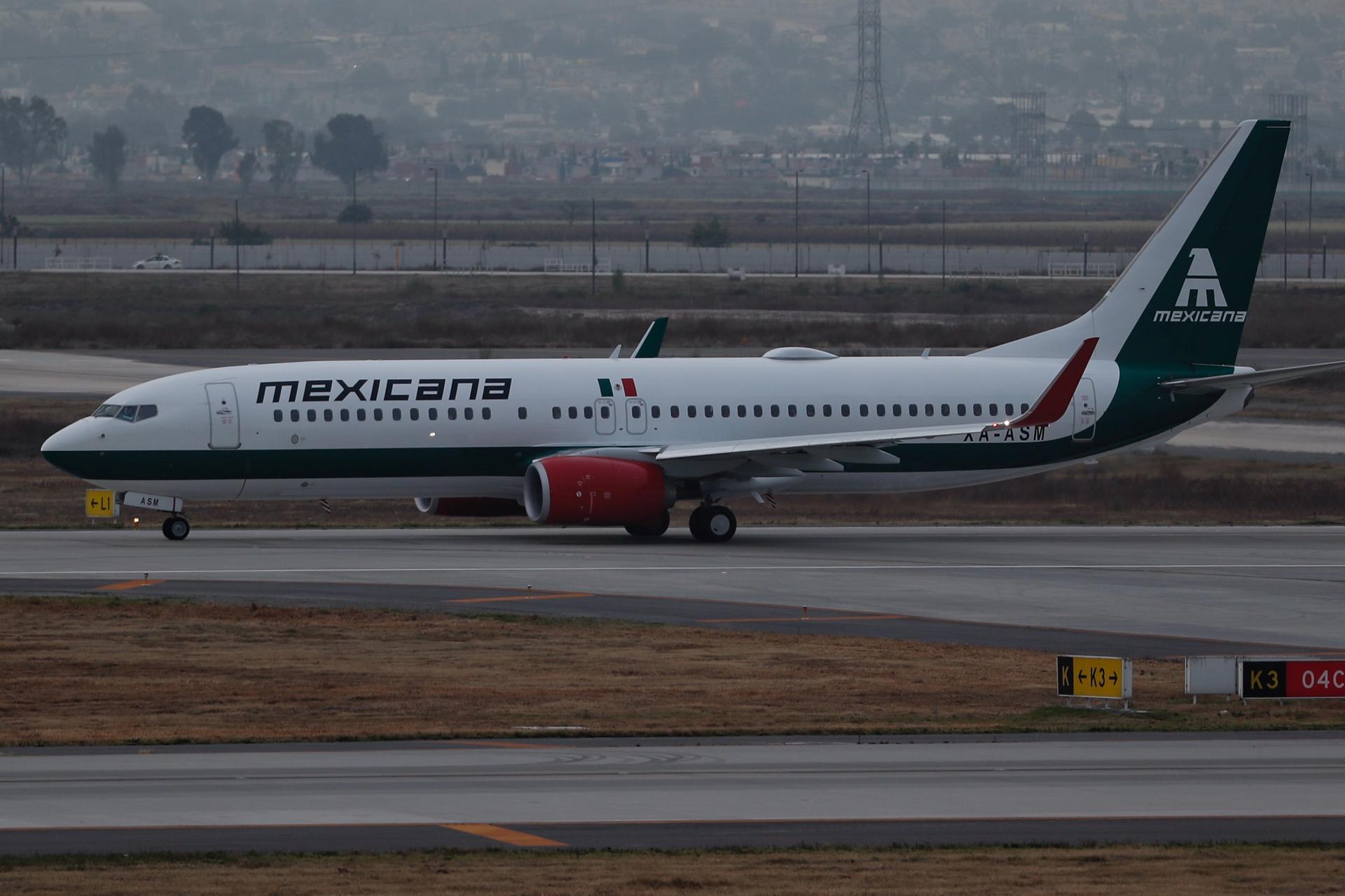 Fotografía de un avión de la aerolínea Mexicana de Aviación previo a su despegue hoy, en el aeropuerto internacional Felipe Ángeles, en el municipio de Zumpango (México). EFE/ Sáshenka Gutiérrez
