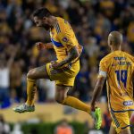 Andre Gignac (i), de Tigres, fue registrado este domingo, 3 de noviembre, al festejar un gol que le anotó a Puebla, durante el partido de vuelta de esta llave de los cuartos del final del Torneo Apertura 2023 de la Liga mexicana de fútbol, en el estadio Universitario, en la ciudad de Monterrey. EFE/Miguel Sierra