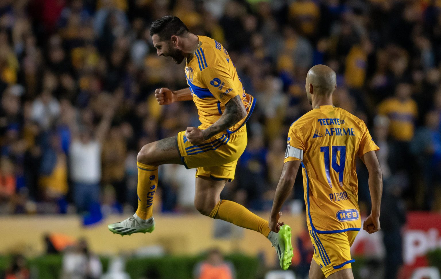 Andre Gignac (i), de Tigres, fue registrado este domingo, 3 de noviembre, al festejar un gol que le anotó a Puebla, durante el partido de vuelta de esta llave de los cuartos del final del Torneo Apertura 2023 de la Liga mexicana de fútbol, en el estadio Universitario, en la ciudad de Monterrey. EFE/Miguel Sierra