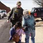 Fotograma cedido por Love Project Films donde aparece la budista judía, de 82 años, Shura Wallin, cofundadora del grupo humanitario Samaritanos de Green Valley, mientras lleva de la mano a una niña de 5 años, la cual viaja sola, para entregarla a un agente de la Patrulla Fronteriza en la frontera de Arizona, durante una escena del documental 'Shura' que se estrenará oficialmente en marzo 2024 durante el festival The American Documentary and Animation Film en Palm Springs, California (EE.UU.). EFE/Love Project Films /SOLO USO EDITORIAL /NO VENTAS /SOLO DISPONIBLE PARA ILUSTRAR LA NOTICIA QUE ACOMPAÑA /CRÉDITO OBLIGATORIO