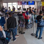 Fotografía de archivo de varias personas en espera de tomar un avión en el Aeropuerto Internacional de Fort Lauderdale, a 40 kilómetros al norte de Miami, Florida (EEUU). EFE/Giorgio Viera