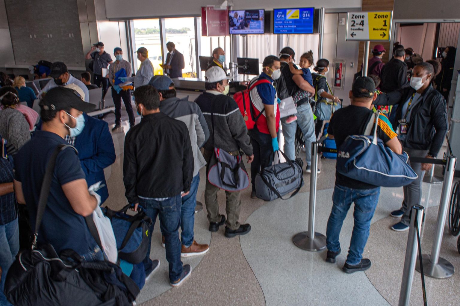 Fotografía de archivo de varias personas en espera de tomar un avión en el Aeropuerto Internacional de Fort Lauderdale, a 40 kilómetros al norte de Miami, Florida (EEUU). EFE/Giorgio Viera