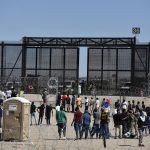 Fotografía de archivo en donde se observa a migrantes cerca a la frontera estadounidense en Ciudad Juárez, Chihuahua (México). EFE/Luis Torres