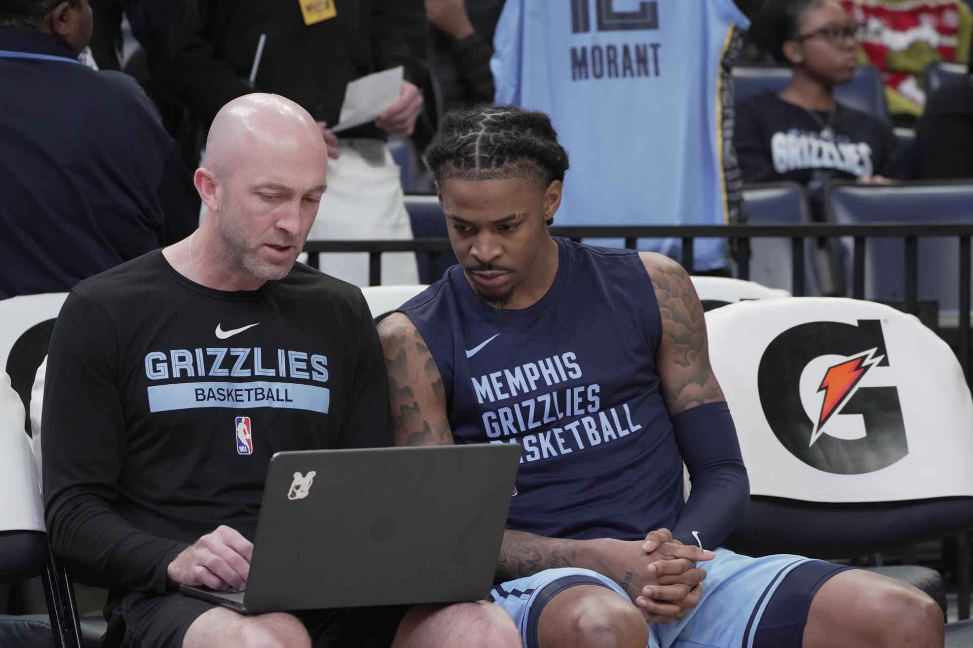 Ja Morant (d) de Memphis Grizzlies Ja Morant (d) trabaja con su entrenador antes de la primera mitad de un partido contra los Indiana Pacers en FedEx Forum en Memphis, Tennessee (EEUU). EFE/ Karen Pulfer Focht
