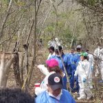 Fotografía de archivo de familiares de desaparecidos que trabajan en la exhumación de fosas clandestinas en El Mante (México). EFE/ Str
