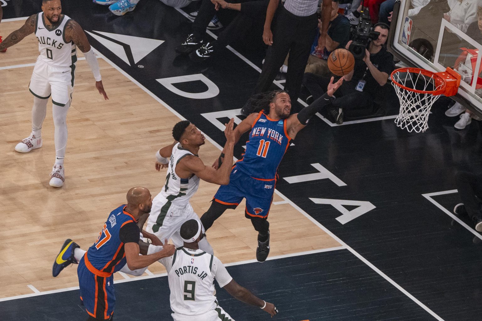 Jalen Brunson (d) de los Knicks salta a la canasta hoy, durante un partido de baloncesto de la NBA entre los New York Knicks y los Milwaukee Bucks, en el pabellón deportivo multiusos Madison Square Garden en el distrito de Manhattan, en Nueva York (EE.UU.). EFE/ Ángel Colmenares