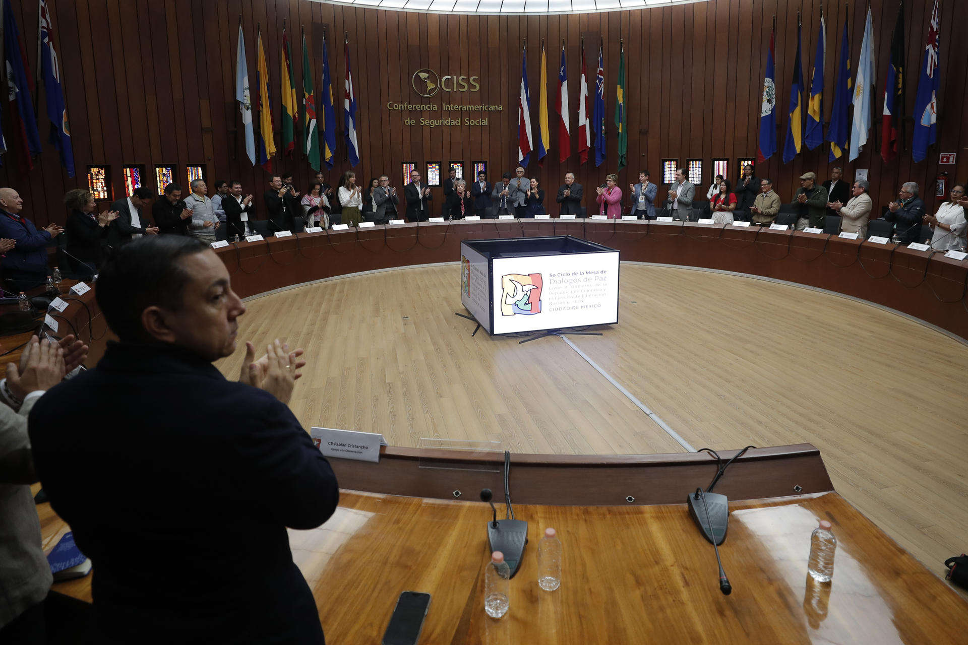 Fotografía de la sesión de clausura del quinto Ciclo de la Mesa de Diálogos de Paz entre el Gobierno de Colombia y el Ejército de Liberación Nacional-ELN hoy en la Ciudad de México. (México). EFE/ Isaac Esquivel
