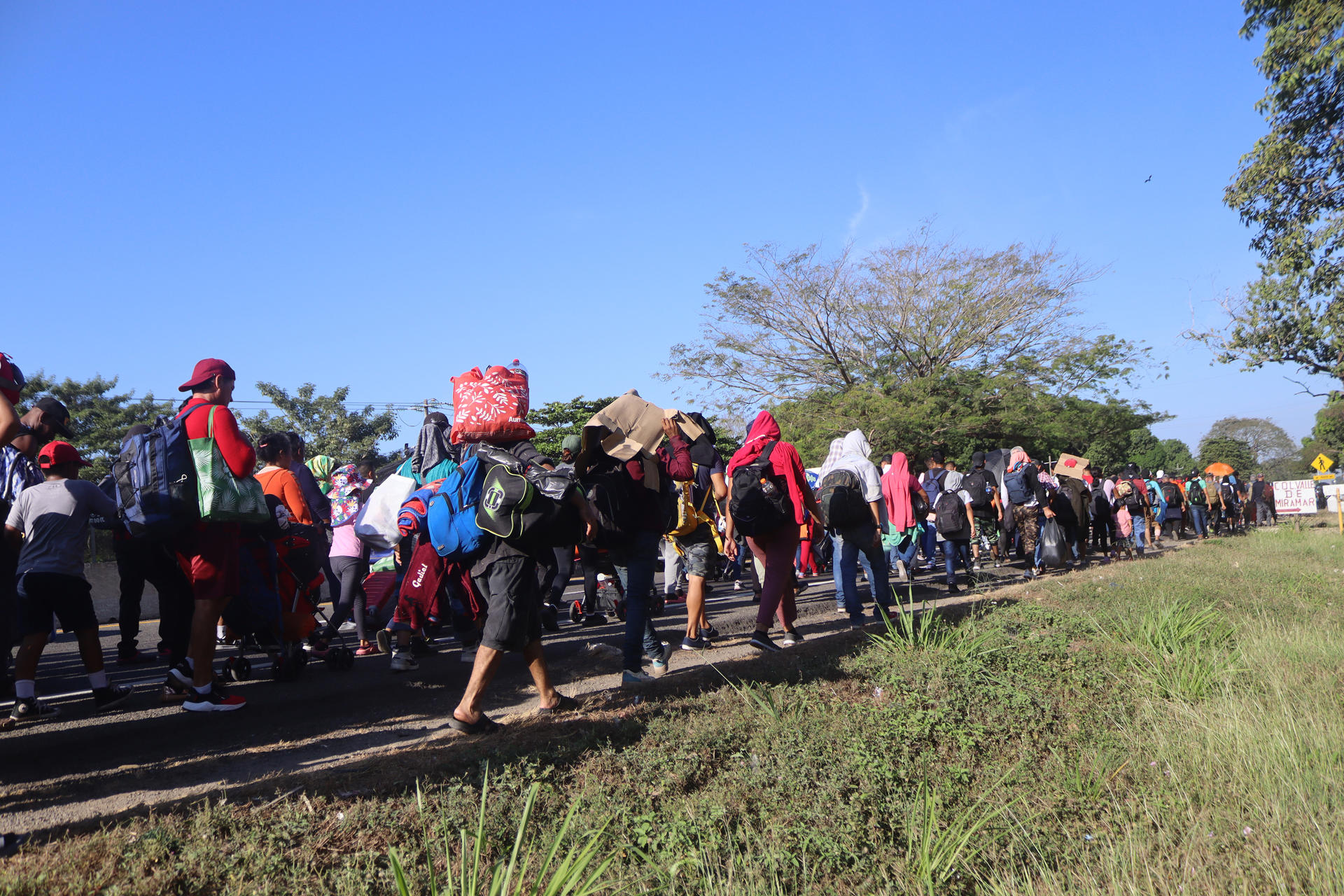 Migrantes salen en caravana este domingo hacia Estado Unidos, desde la ciudad de Tapachula en el estado de Chiapas (México). EFE/ Juan Manuel Blanco
