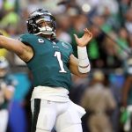 Fotografía de archivo en la que se registró al mariscal de campo de los Eagles de Filadelfia, Jalen Hurts, quien consiguió su touchdown por tierra número 15 de la temporada, con lo que rompió el récord de la NFL que pertenecía a Cam Newton, con 14, y guio así el triunfo de su equipo 33-25 sobre los Giants de Nueva York. EFE/Caroline Brehman