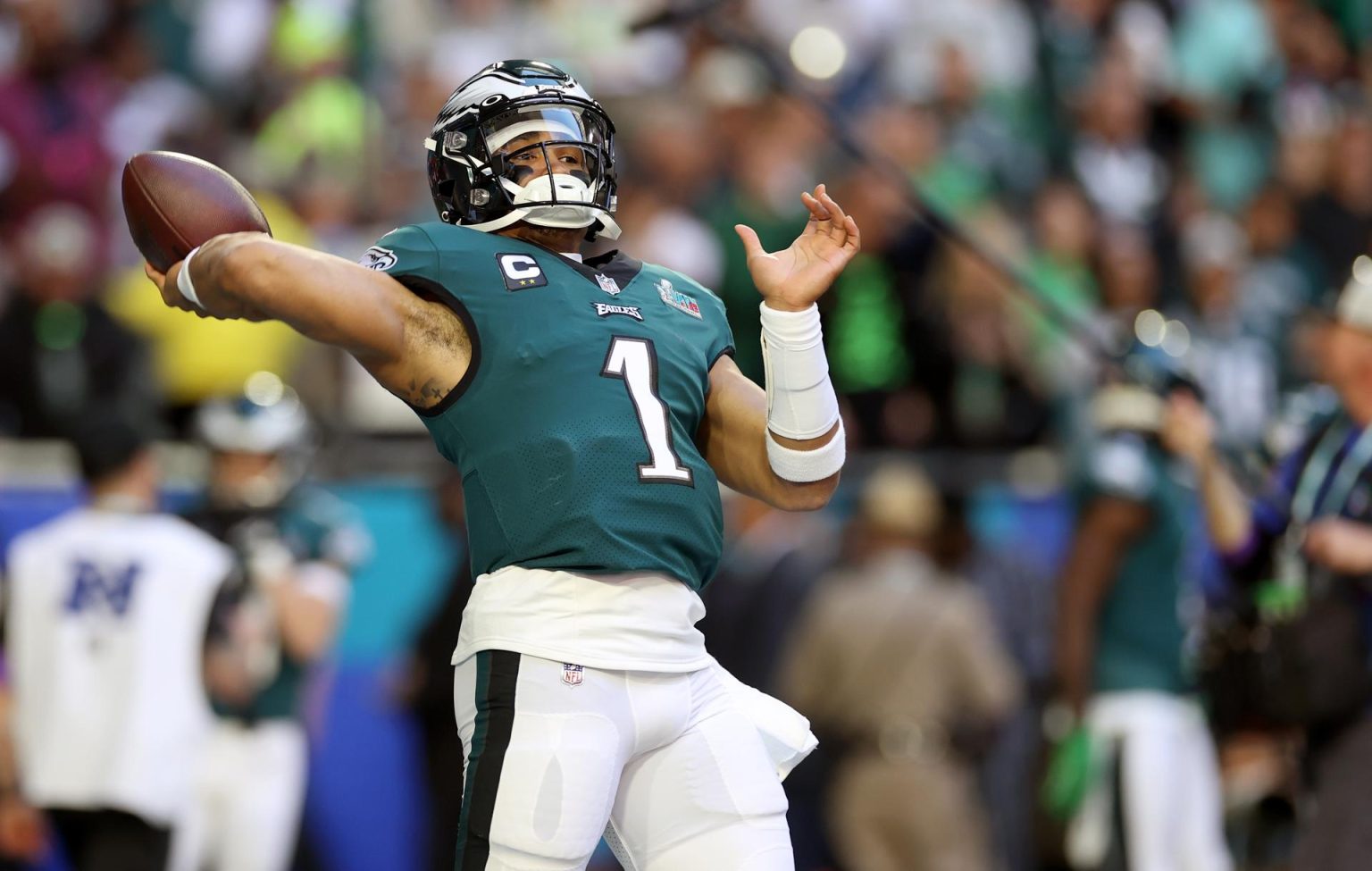 Fotografía de archivo en la que se registró al mariscal de campo de los Eagles de Filadelfia, Jalen Hurts, quien consiguió su touchdown por tierra número 15 de la temporada, con lo que rompió el récord de la NFL que pertenecía a Cam Newton, con 14, y guio así el triunfo de su equipo 33-25 sobre los Giants de Nueva York. EFE/Caroline Brehman