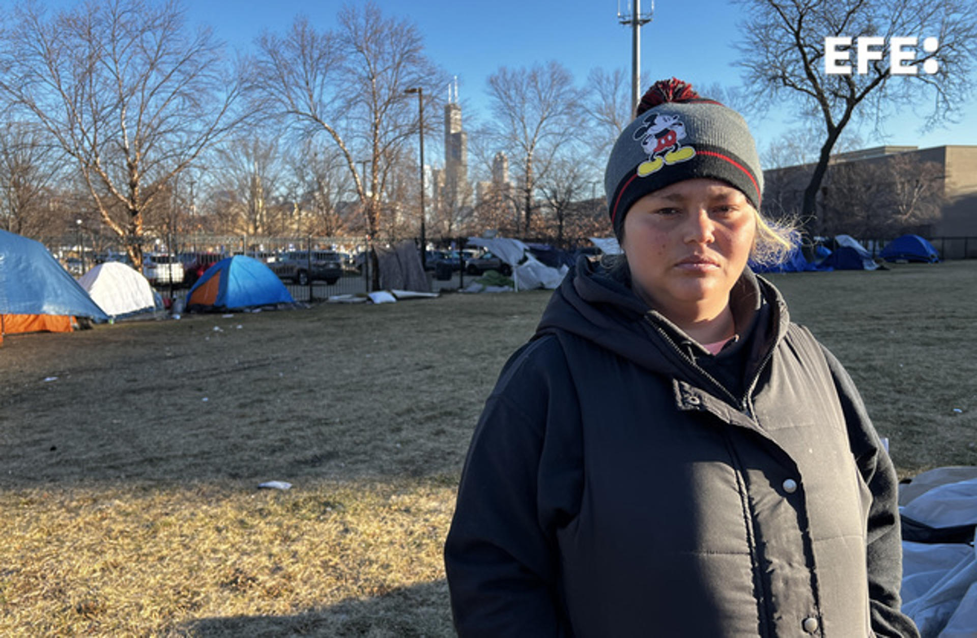 La inmigrante venezolana Tania Gelvez posa para EFE frente a las tiendas de campaña donde se alberga, el 12 de diciembre de 2023, en Chicago, Illinois (EE.UU.). EFE/Enrique García Fuentes
