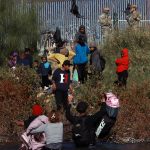 La Oficina de Aduanas y Protección Fronteriza de Estados Unidos también reportó que en noviembre detuvo a 242.000 migrantes en la frontera con México y detectó un repunte en llegadas de migrantes en los primeros días de diciembre. Fotografía de archivo. EFE/ Luis Torres