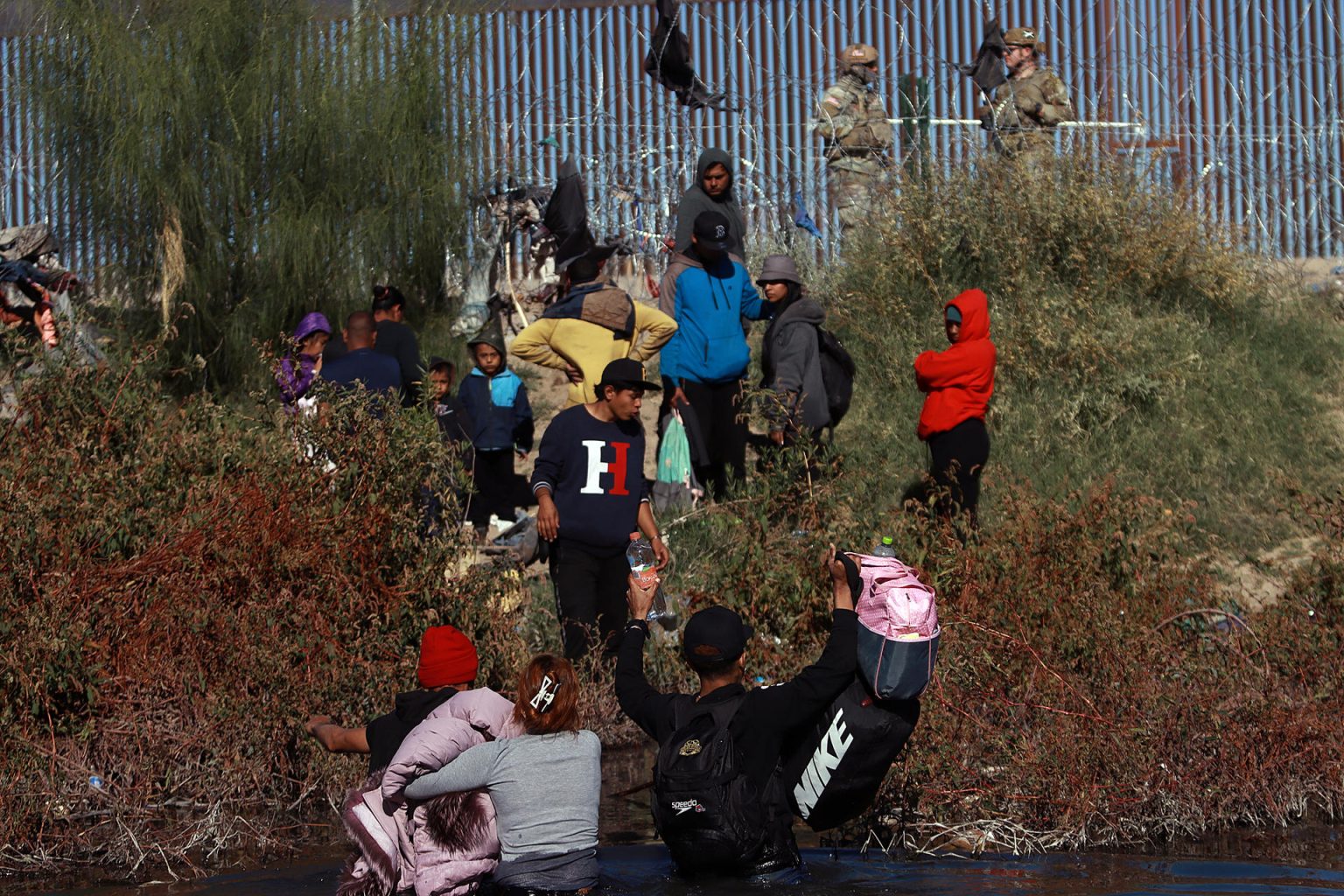 La Oficina de Aduanas y Protección Fronteriza de Estados Unidos también reportó que en noviembre detuvo a 242.000 migrantes en la frontera con México y detectó un repunte en llegadas de migrantes en los primeros días de diciembre. Fotografía de archivo. EFE/ Luis Torres