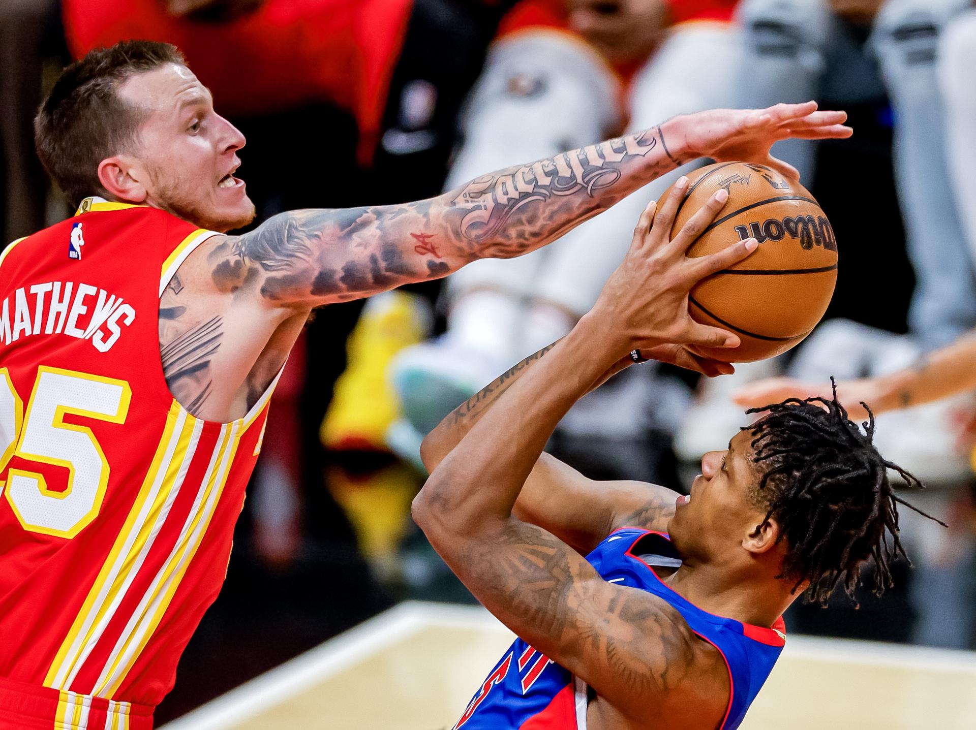 Marcus Sasser (d), de los Pistons de Detroit, fue registrado este lunes, 18 de diciembre, al intentar superar la marca de Garrison Mathews (i), de los Hawks de Atlanta, durante un partido de la NBA, en Atlanta (Georgia, EE.UU.). EFE/Erik S. Lesser
