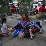 Migrantes venezolanos descansan en la ciudad de Danlí (Honduras). Imagen de archivo. EFE/Gustavo Amador