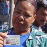 La migrante de origen cubano, Xiomara Zamora, muestra su documento como visitante otorgado por autoridades migratorias mexicanas, hoy en la ciudad de Tapachula en Chiapas (México). EFE/Juan Manuel Blanco