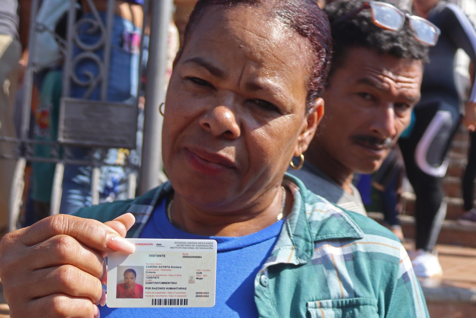 La migrante de origen cubano, Xiomara Zamora, muestra su documento como visitante otorgado por autoridades migratorias mexicanas, hoy en la ciudad de Tapachula en Chiapas (México). EFE/Juan Manuel Blanco