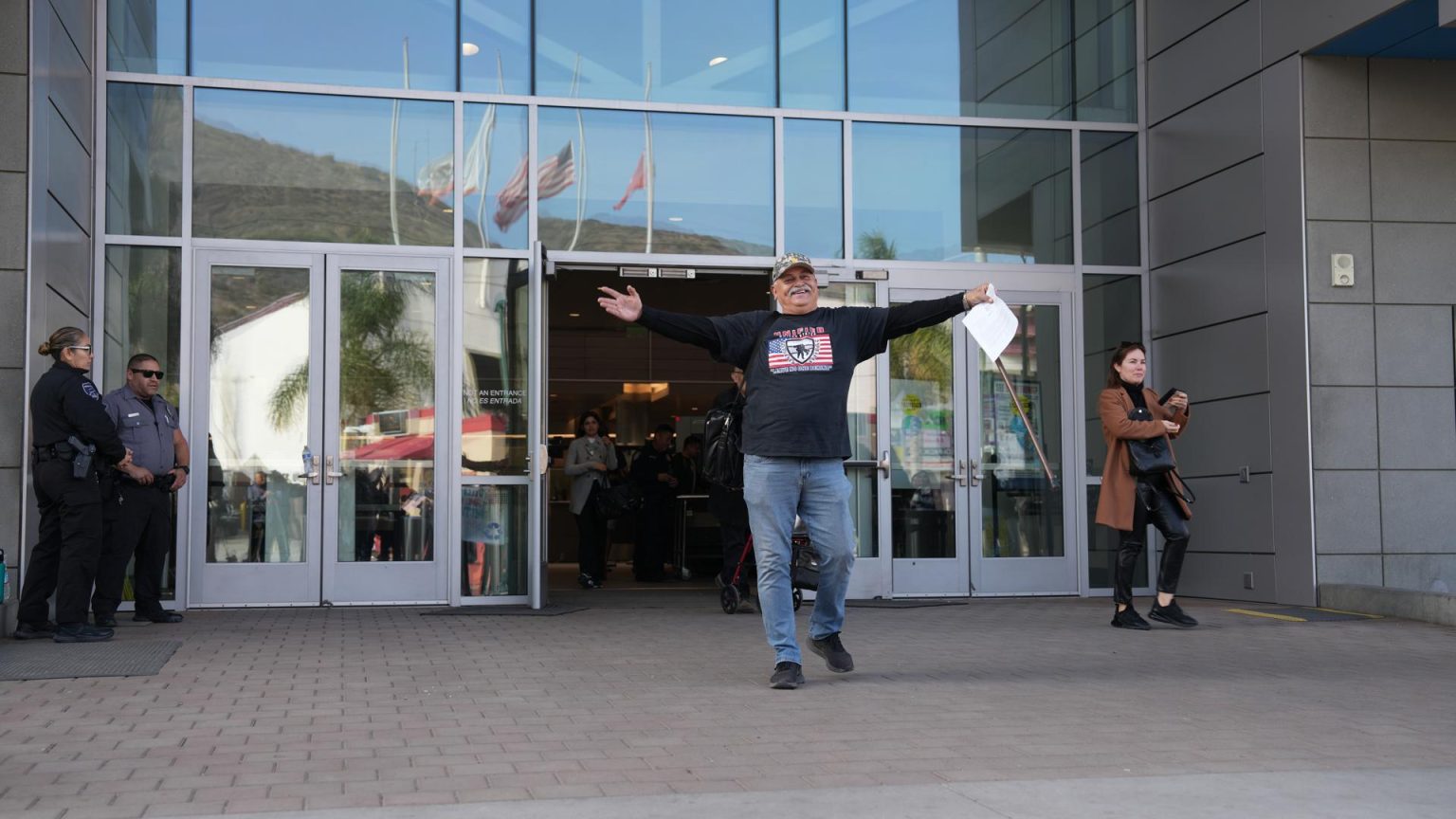 Héctor López Guillén, veterano del Ejército estadounidense, saluda al salir de un punto de control migratorio hoy, en San Ysidro, California (Estados Unidos). EFE/ Manuel Ocaño