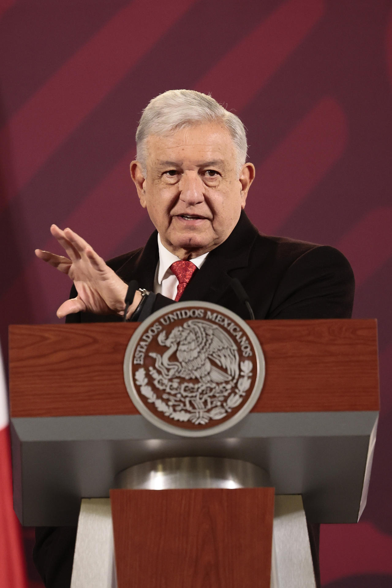 El presidente de México, Andrés Manuel López Obrador, habla hoy durante una rueda de prensa en el Palacio Nacional, en Ciudad de México (México). EFE/ José Méndez
