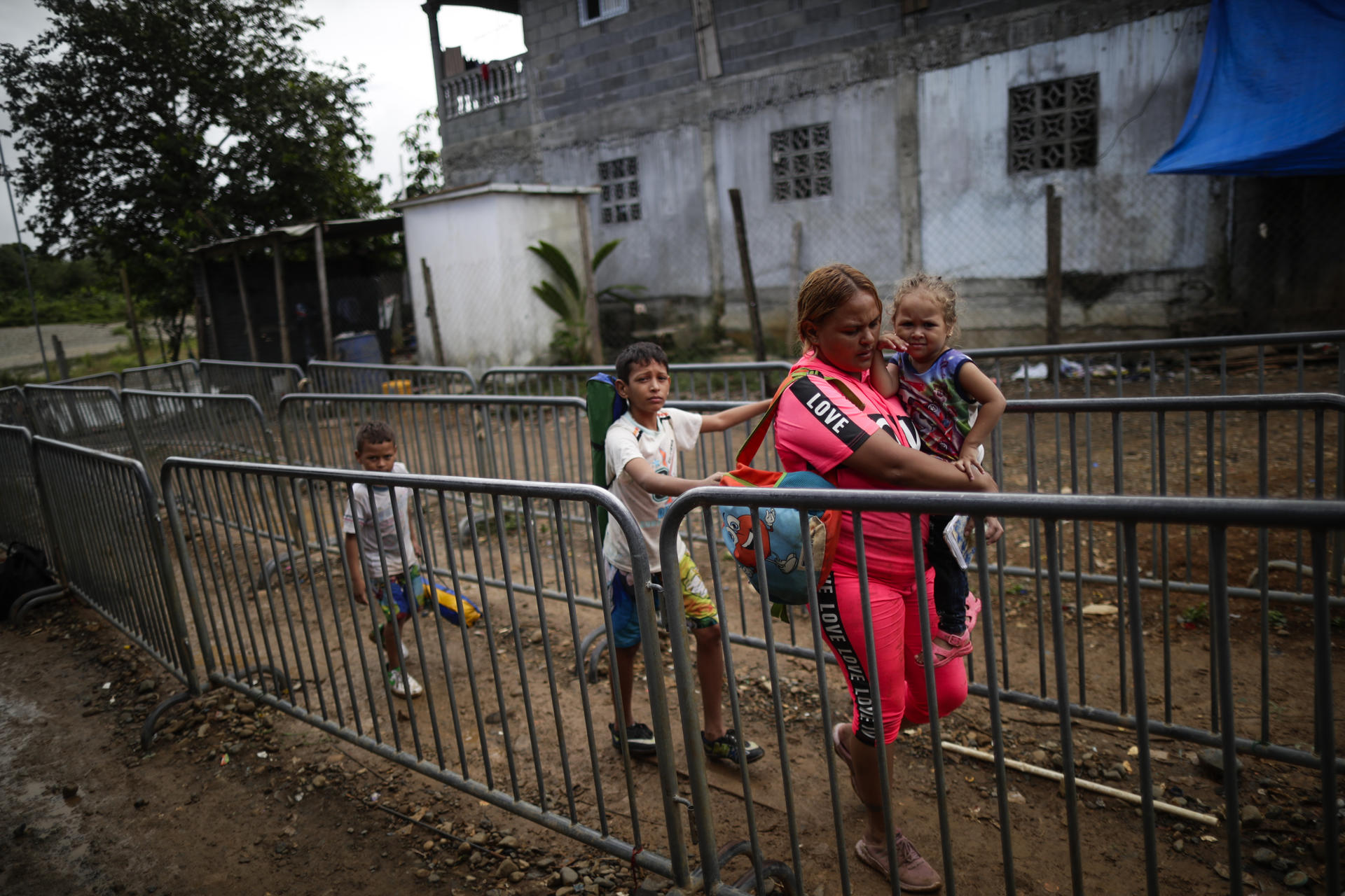 Cikiu Navarro, una migrante venezolana de 30 años, carga a su hija Lucianny Flores, de 2 años, en el pueblo de Bajo Chiquito, el 19 de diciembre de 2023, luego de atravesar por varios días la selva del Darién (Panamá). EFE/ Bienvenido Velasco
