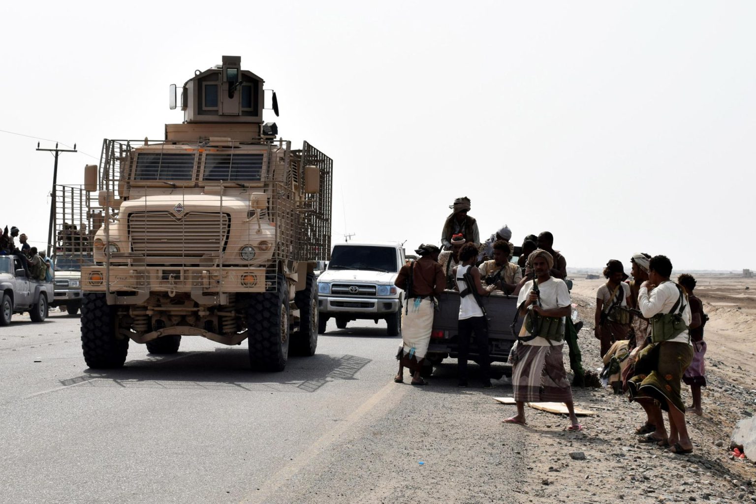 Fuerzas gubernamentales yemeníes participan en toma de posiciones en la ciudad portuaria de Al Hudeida, Yemen. Imagen de archivo. EFE/ Stringer