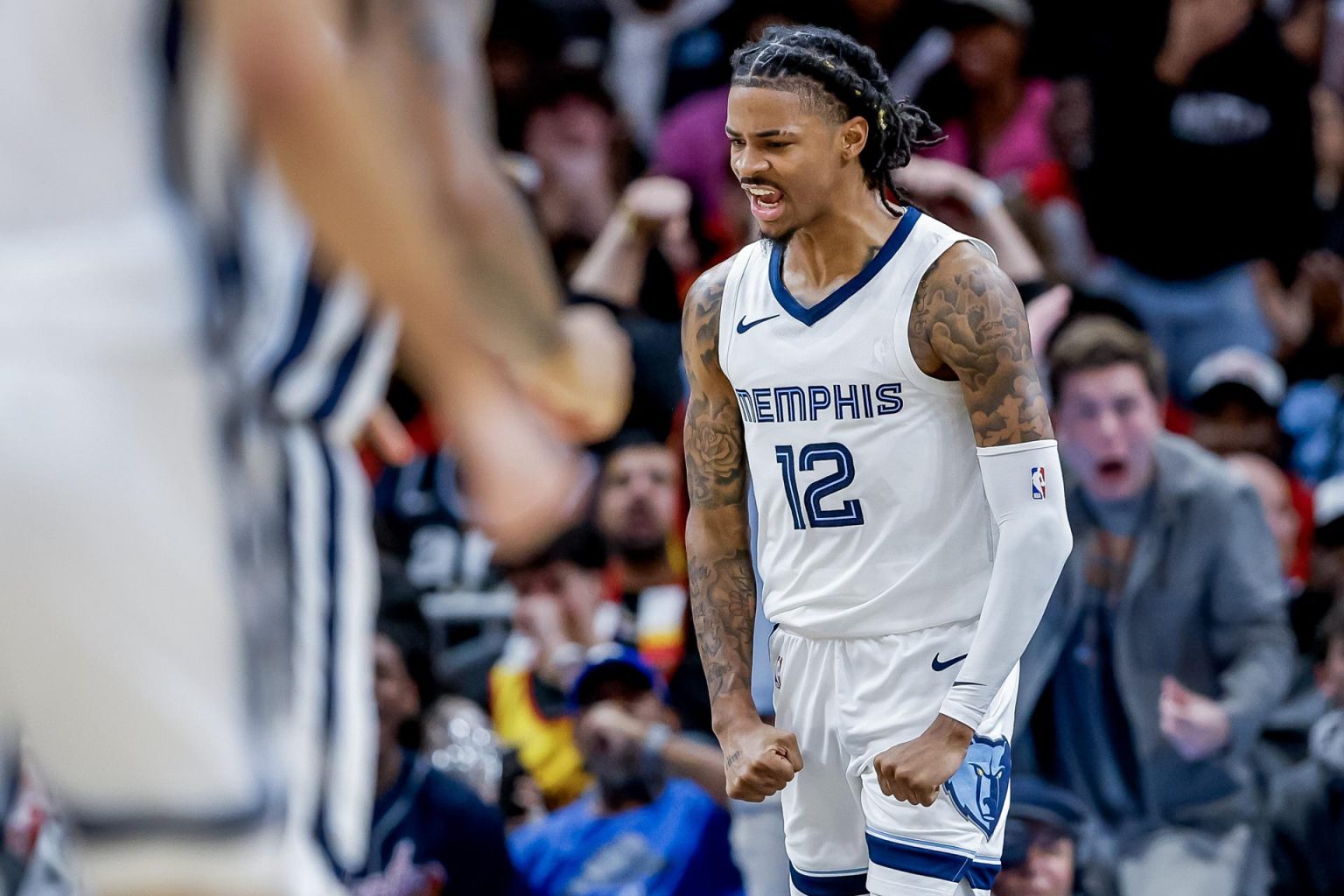 Ja Morant, base estrella de los Grizzlies de Memphis, fue registrado este sábado, 23 de diciembre, al celebrar una canasta que le convirtió a los Hawks de Atlanta, durante un partido de la NBA, en Atlanta (Georgia, EE.UU.). EFE/Erik S. Lesser