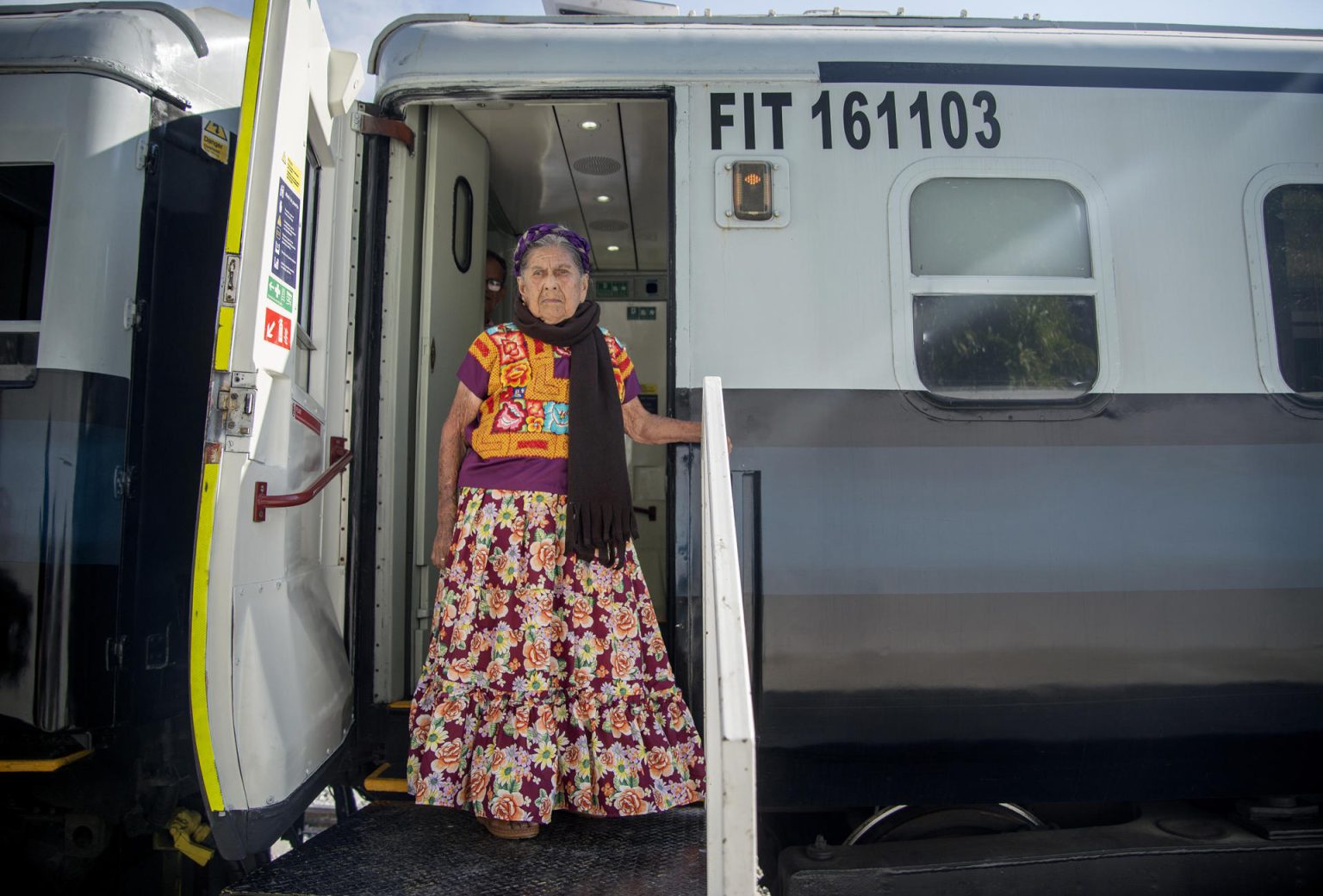 La señora Isabel Santiago Gómez, originaria de la región del Istmo, es la primera pasajera en abordar para el recorrido inaugural del tren de pasajeros del Corredor Interoceánico del Istmo de Tehuantepec hoy, en el municipio de Salina Cruz (México). EFE/Luis Villalobos