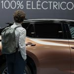 Fotografía de archivo en donde se observa a una persona contemplando un coche eléctrico. EFE/Ana Escobar