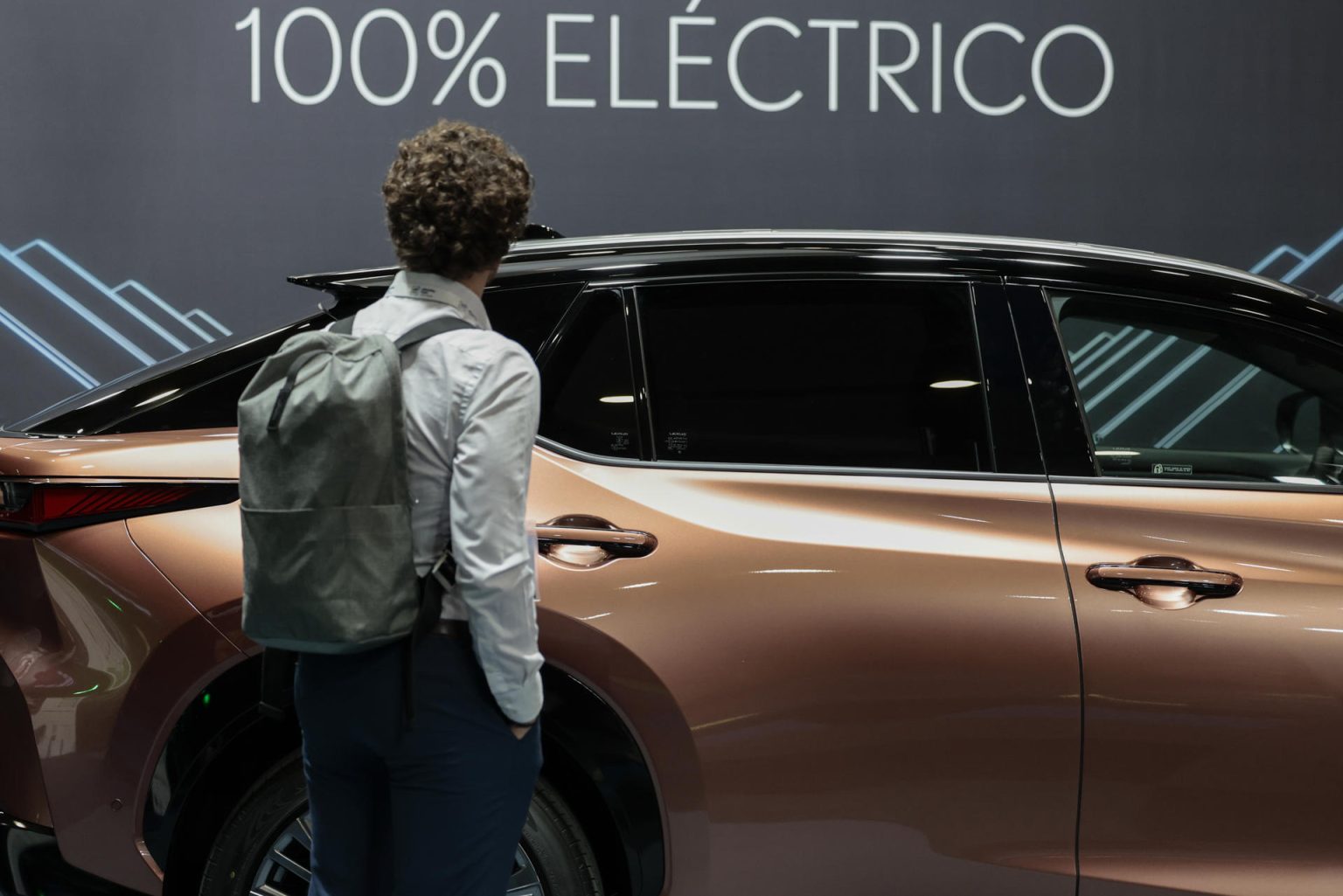 Fotografía de archivo en donde se observa a una persona contemplando un coche eléctrico. EFE/Ana Escobar