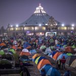 Miles de fieles católicos pasaron la noche en el atrio de la Basílica de Guadalupe, en el 492 aniversario de la aparición de la Virgen de Guadalupe a San Juan Diego hoy, en Ciudad de México (México). EFE/Isaac Esquivel