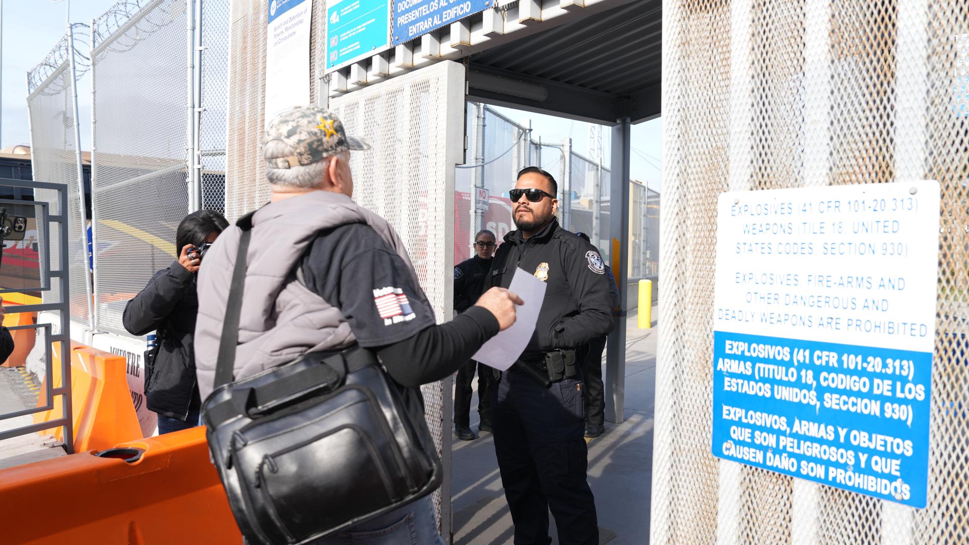 Héctor López Guillén (i), veterano del Ejército estadounidense, ingresa a un punto de control migratorio hoy, en San Ysidro, California (Estados Unidos). EFE/ Manuel Ocaño
