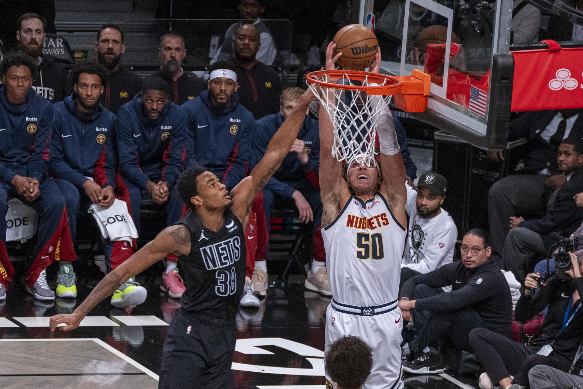 Aaron Gordon (d), de los Nuggets de Denver, fue registrado este viernes, 22 de diciembre, al encestar un balón, ante la marca de Nicolas Claxton, de los Nets de Brooklyn, durante un partido de la NBA, en el pabellón deportivo multiusos Barclays Center, en Brooklyn (Nueva York. EE.UU.). EFE/Ángel Colmenares
