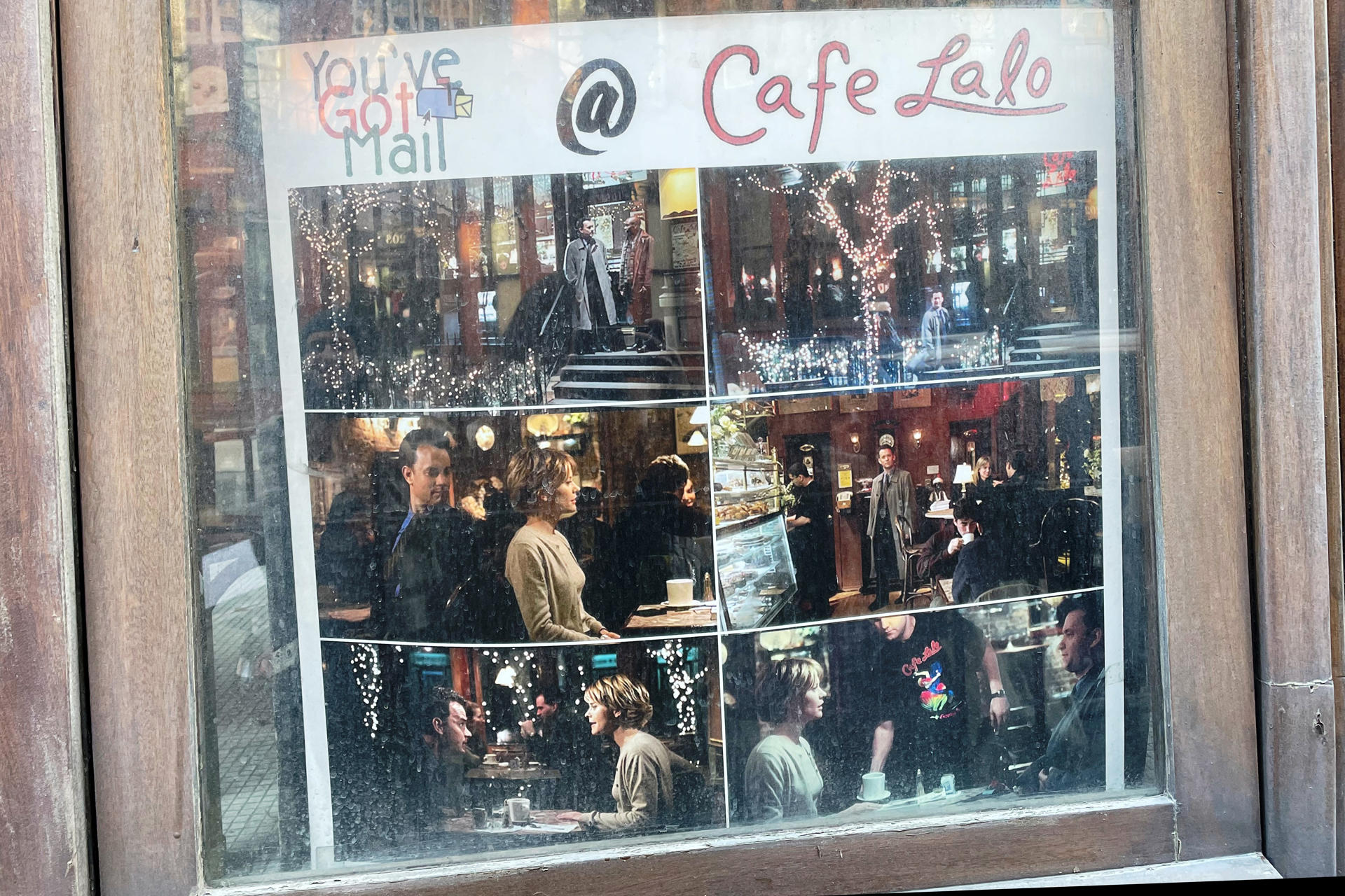 Fotografía donde se ven fotogramas de la película 'You've got mail' ('Tienes un e-mail'), el 19 de diciembre de 2023, en la ventana de la cafetería Lalo donde los personajes principales del film romántico planean su primera cita y ubicado en el Upper West Side de Manhattan en Nueva York (EE.UU.). EFE/ Alicia Sánchez
