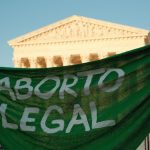 Fotografía de una tela en la que se lee "Aborto legal" durante una manifestación en frente del Tribunal Supremo, en Washington (EE.UU.). Imagen de archivo. EFE/ Jorge Dastis