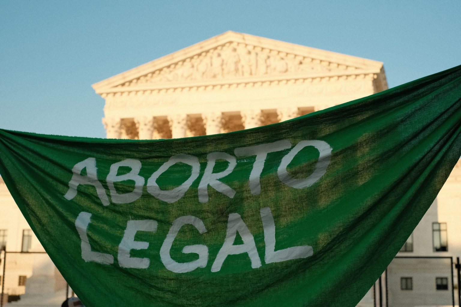 Fotografía de una tela en la que se lee "Aborto legal" durante una manifestación en frente del Tribunal Supremo, en Washington (EE.UU.). Imagen de archivo. EFE/ Jorge Dastis